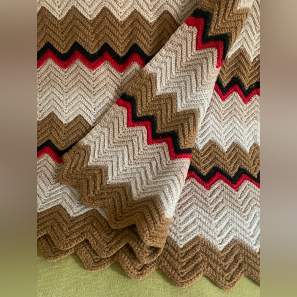 Sawtooth knitted throw. Popular sawtooth pattern.
Excellent pre owned condition.